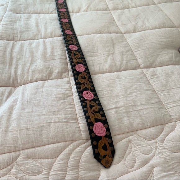 BUNKHOUSE Bling studded belt with black background accented with roses/leaves - Picture 9 of 13